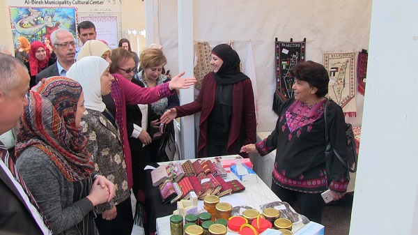 Women's co-ops exhibit participatory leadership
